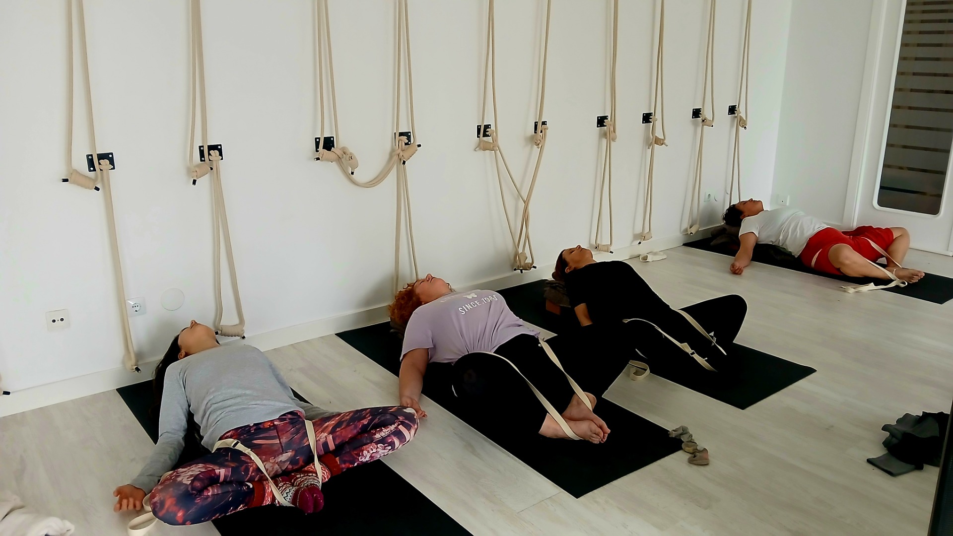 clase de yoga restaurativo